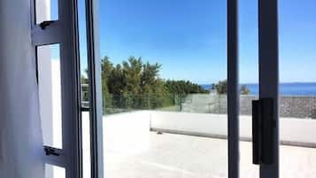 Premium Double Room, 1 King Bed, Ensuite, Oceanfront | Iron/ironing board, free WiFi, bed sheets