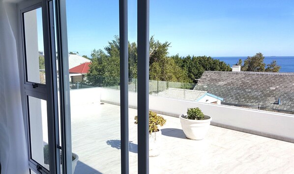 Doppia Premium, 1 letto king, bagno in camera, fronte oceano | Terrazza/patio