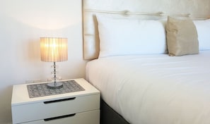 Habitación doble Premium, 1 cama King size, baño en la habitación, frente al océano | Tabla de planchar con plancha, wifi gratis y ropa de cama