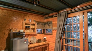 Exclusive Tree House, 1 Double Bed, Lagoon View (3) | Private kitchenette - Knysna Lodge Self Catering Accommodation (Knysna)