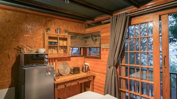 Rumah Pohon Eksklusif, 1 Tempat Tidur Double, pemandangan laguna (3) | Dapur kecil pribadi | Microwave, pemanggang roti, dan peralatan masak/sendok-piring