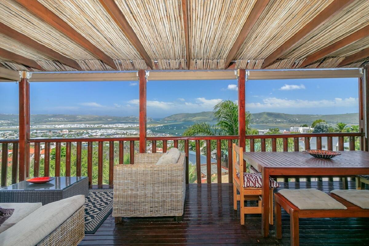 Rumah Comfort, 4 kamar tidur | Teras/patio