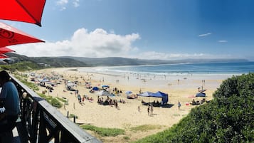 Pantai di sekitar, pasir putih, dan bar pantai