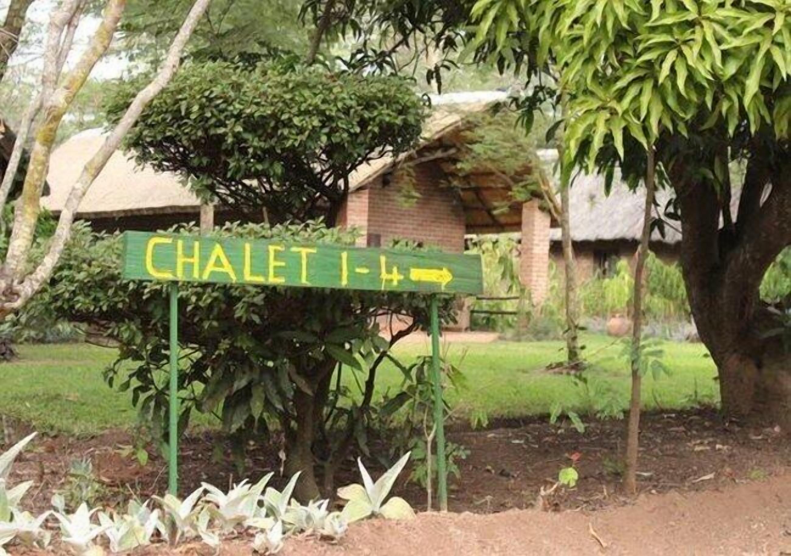 Un cartel que indica una zona de alojamiento con el texto 'CHALET 1-4'.