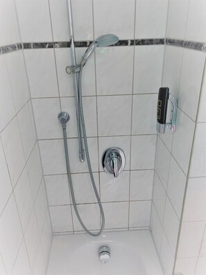 Secador de cabelo, toalhas de banho, sabonete, shampoo