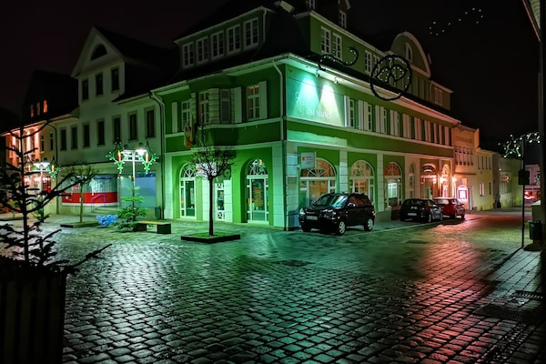 Fachada de la propiedad por la tarde o noche