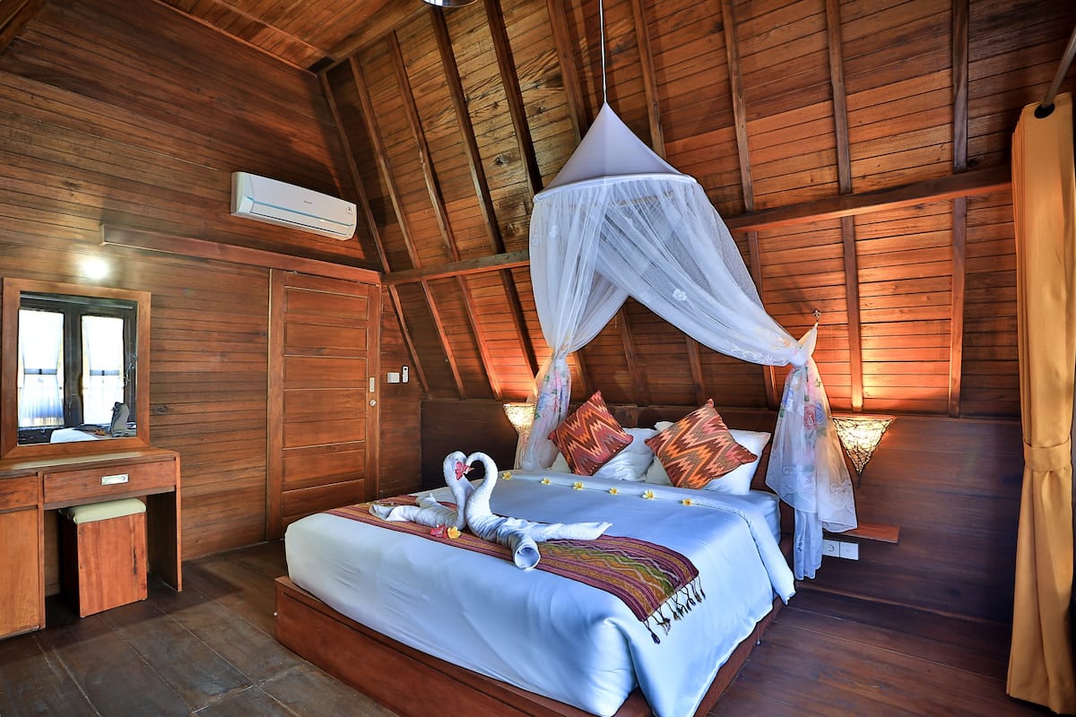 Minibar, desk, soundproofing, rollaway beds