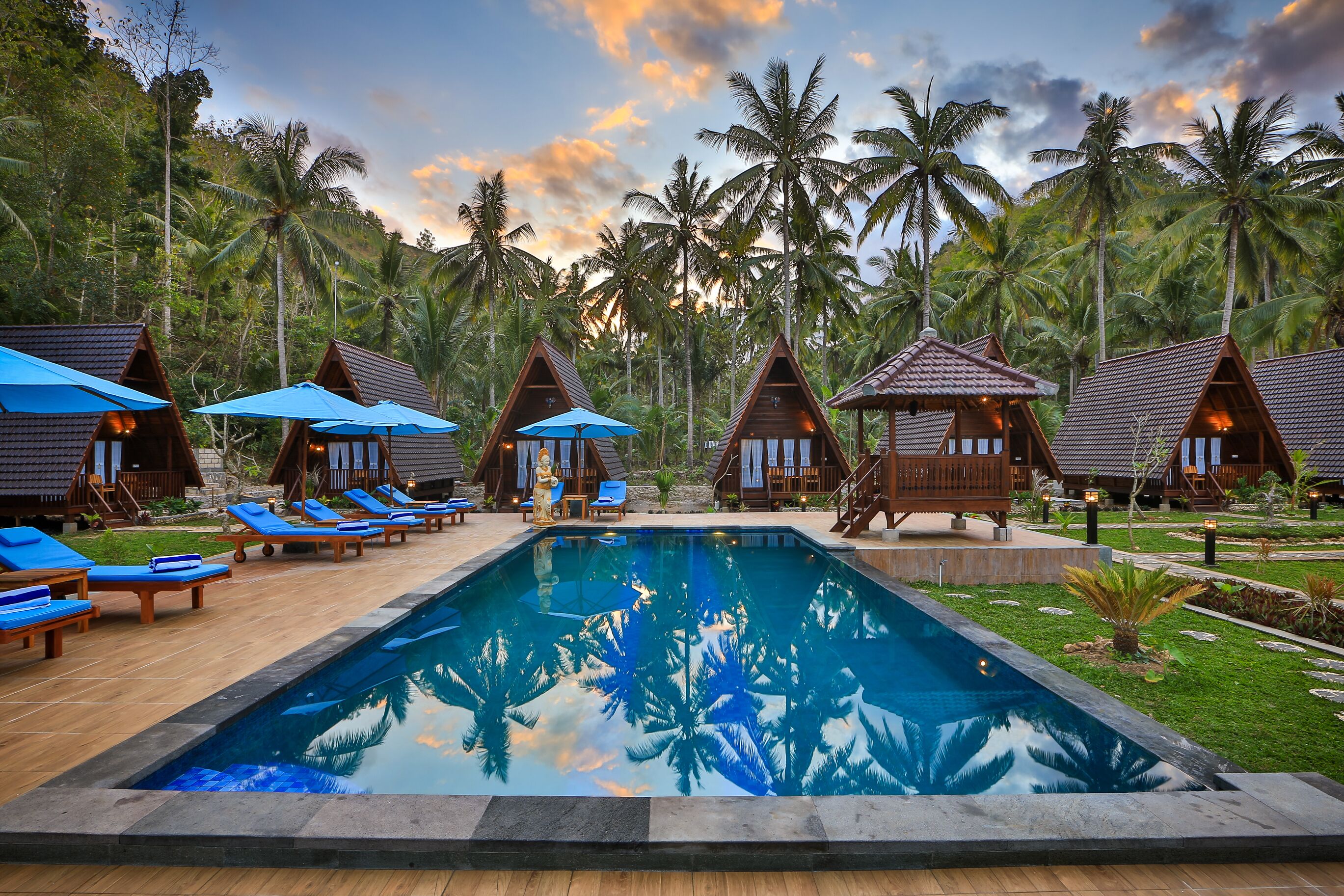 Piscine extérieure, chaises longues