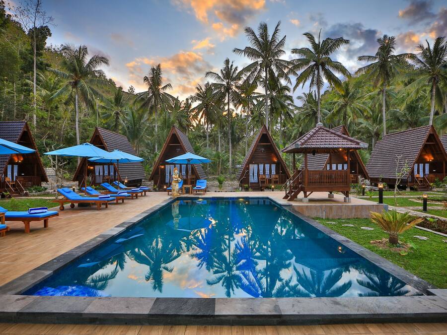 Kolam renang outdoor, dengan kursi berjemur