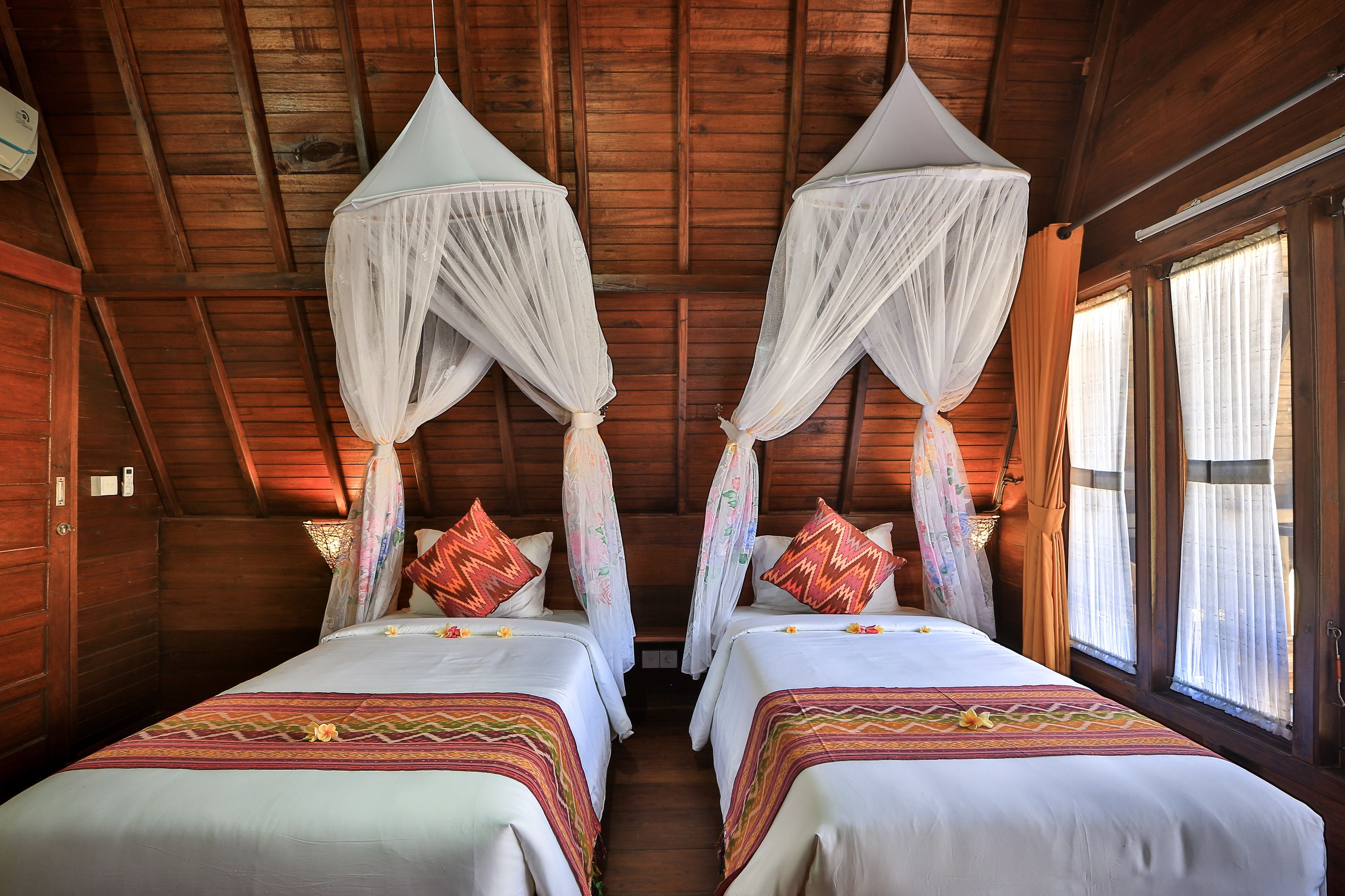 Deluxe Twin Room | Minibar, desk, soundproofing, rollaway beds