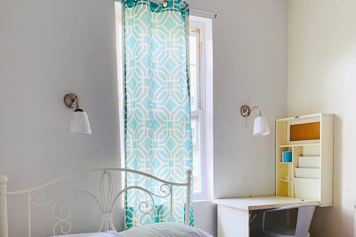 Kamar Double Basic | Wi-Fi gratis dan seprai linen