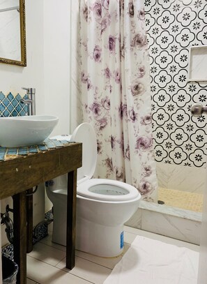 Basic-Doppelzimmer | Badezimmer | Dusche, Handtücher