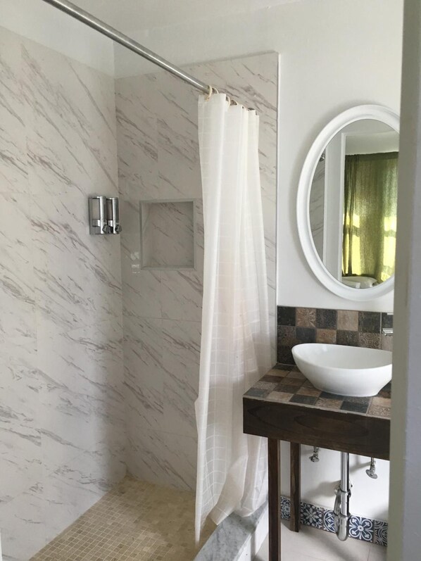 Een douche, handdoeken