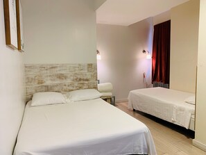 Eenvoudige driepersoonskamer | Gratis wifi, beddengoed