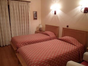 Triple Room | Free cribs/infant beds, free WiFi, bed sheets - Hotel Mor (Armamar)