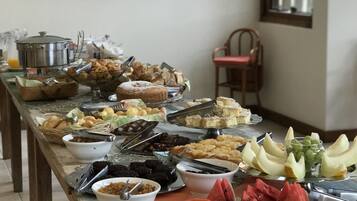 Café da manhã com buffet grátis todos os dias
