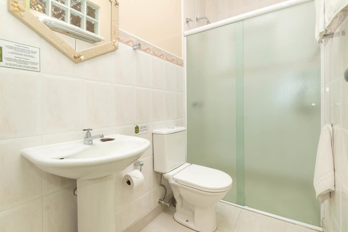 Shower, free toiletries, towels