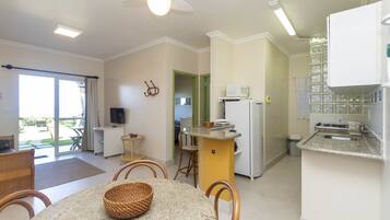 Apartamento standard, 1 quarto, vista para o mar | Cozinha privada | Geladeira, micro-ondas, fogão, cooktop