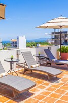 Außenpool, geöffnet von 07:00 Uhr bis 22:00 Uhr, Sonnenschirme