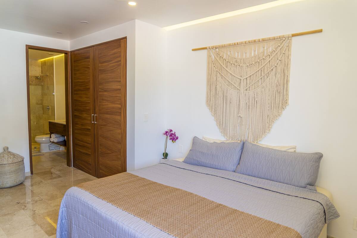 1 ห้องนอน, เครื่องนอนระดับพรีเมียม, ผ้านวมขนเป็ด, เตียง Select Comfort
