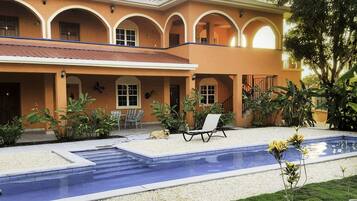 2 albercas al aire libre