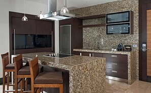 Réfrigérateur, four à micro-ondes, un four, surface de cuisson