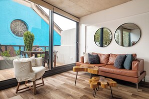 Departamento Premium | Área de sala de estar | Smart TV de 60 pulgadas con canales por cable 