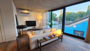 Dúplex | Área de sala de estar | Smart TV de 60 pulgadas con canales por cable 