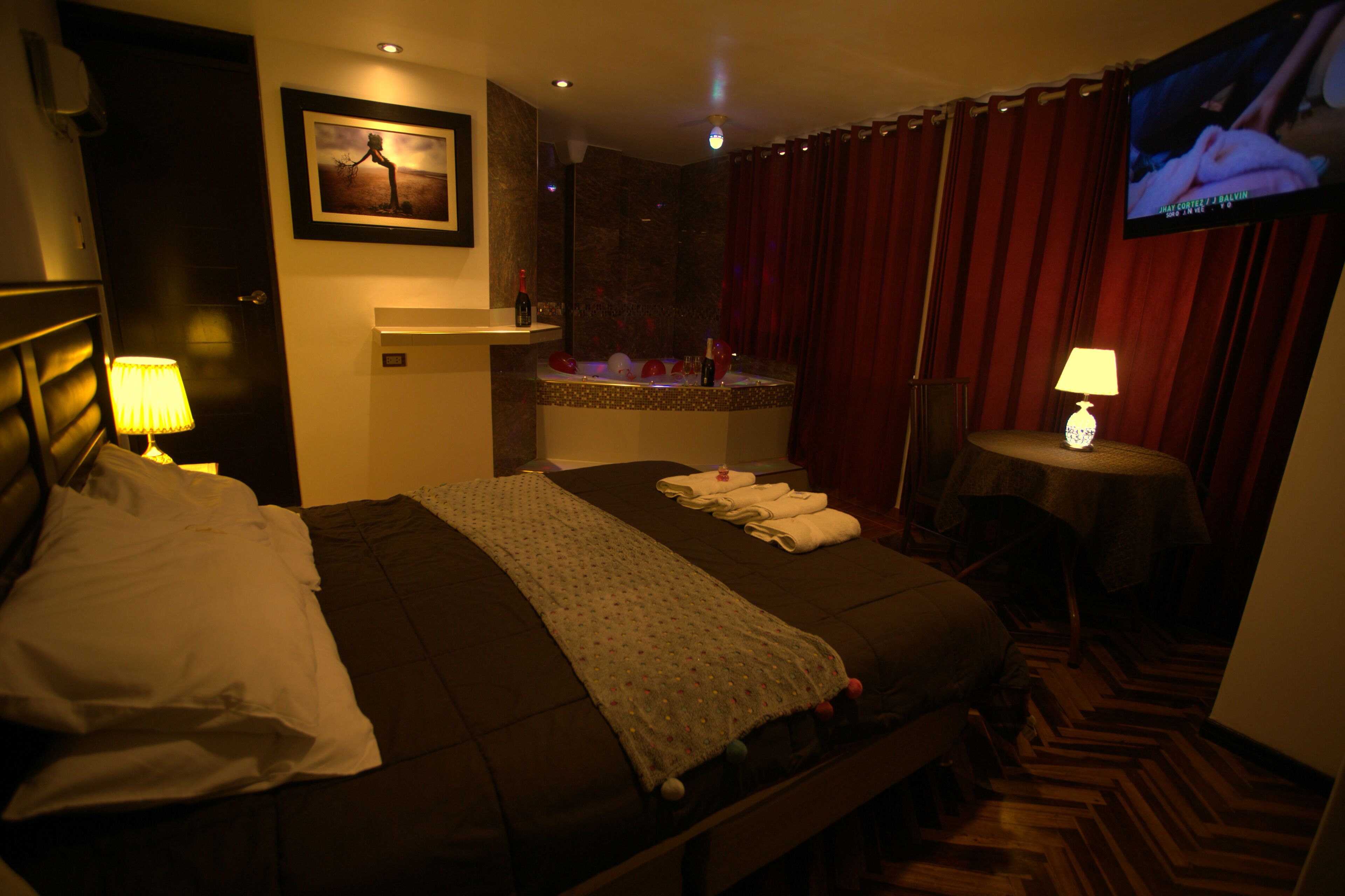 Deluxe-Studiosuite | Hochwertige Bettwaren, Daunenbettdecken, individuell dekoriert