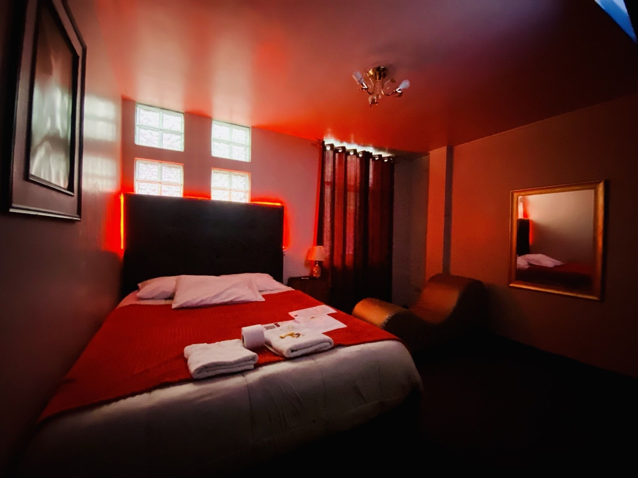 Doppelzimmer | Hochwertige Bettwaren, Daunenbettdecken, individuell dekoriert