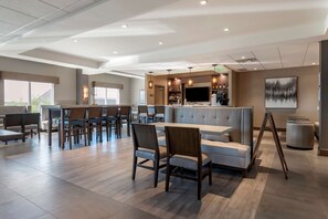 Bar (on property) - Best Western Premier Prince Albert (Prince Albert)
