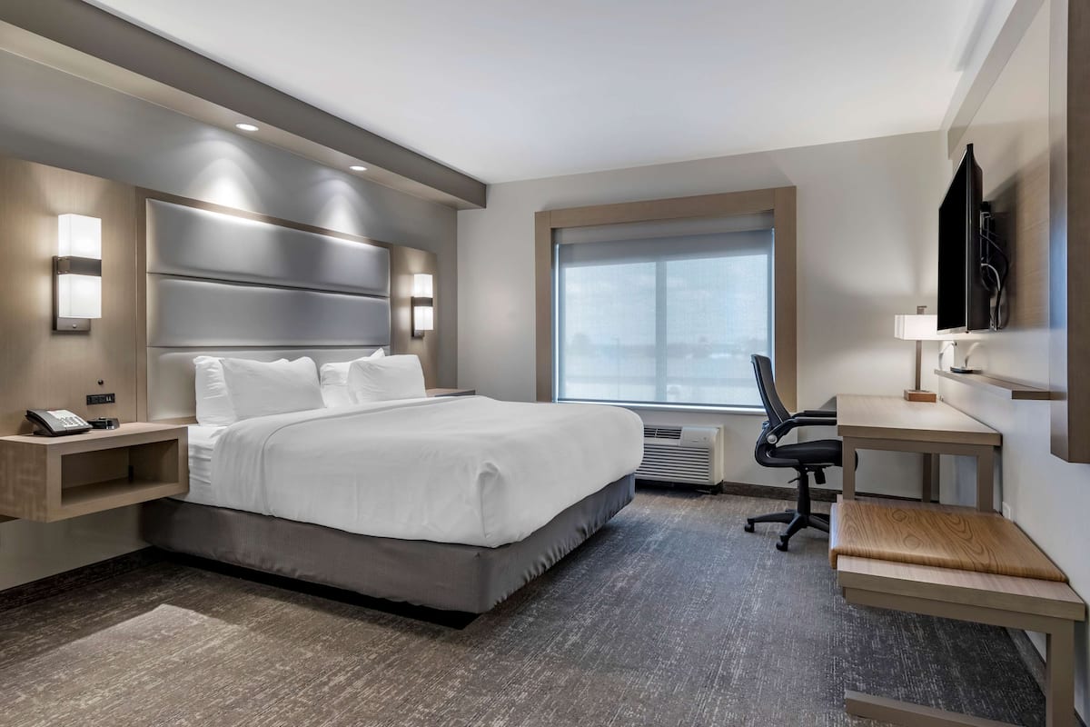 Quarto standard, 1 cama King, para não fumantes, geladeira e micro-ondas | Cofres nos quartos, escrivaninha, espaço de trabalho para notebook