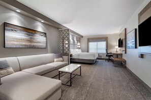 房內夾萬、書桌、手提電腦工作空間、遮光窗簾/窗簾