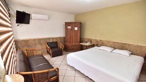 Habitación clásica | Tabla de planchar con plancha, wifi gratis, ropa de cama