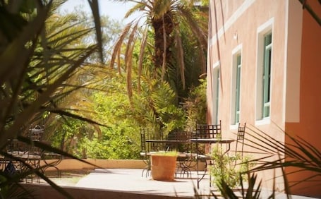 Terrace/patio. Maison d'Hôtes au Jardin de Tamnougalt