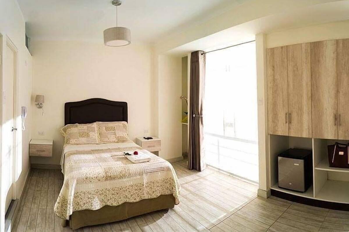 Single Room | Hypo-allergenic bedding available, in-room safe, desk, soundproofing