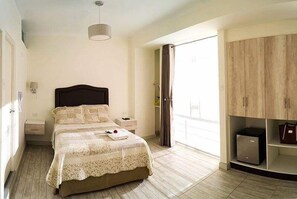 ملاءات للفراش لا تسبب الحساسية وخزنة داخل الغرفة ومكتب