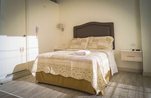 Single Room | Hypo-allergenic bedding, in-room safe, desk, soundproofing