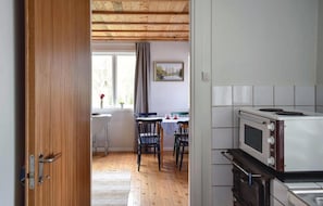 Kühlschrank, Mikrowelle, Herdplatte, Wasserkocher mit Kaffee-/Teezubehör