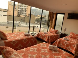 标准四人房, 多张床 | 办公桌、笔记本电脑工作区、免费 WiFi、床单