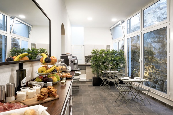 Deluxe Tek Büyük Yataklı Oda, Balkon | Kahvaltı alanı