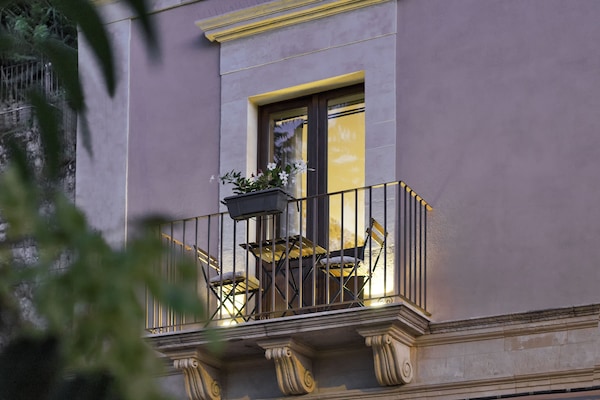 Deluxe Tek Büyük Yataklı Oda, Balkon | Odadan manzara