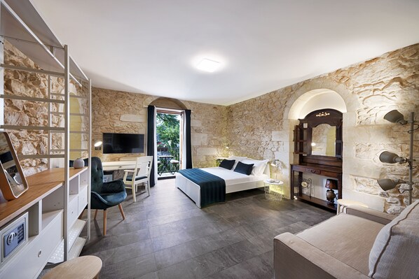 Deluxe Double Room, Balcony | Room amenity