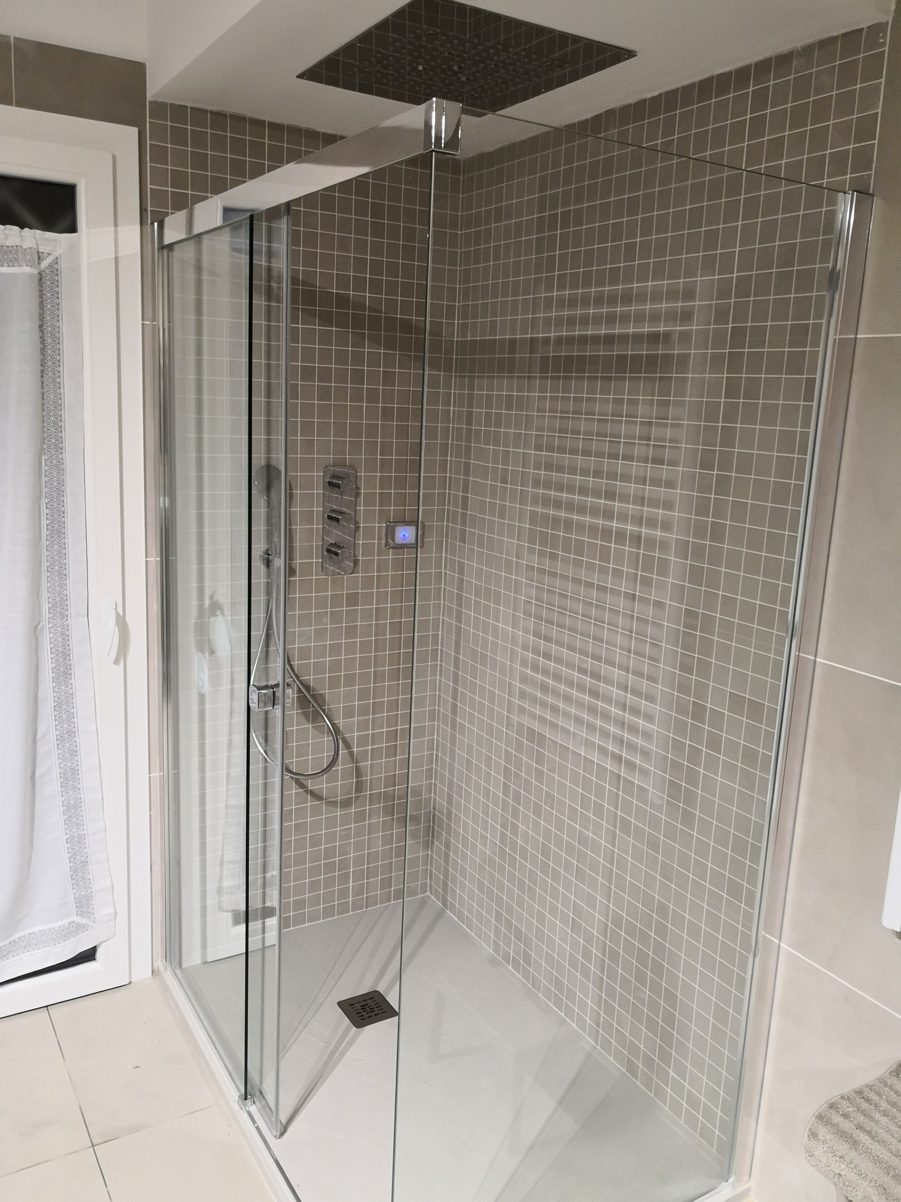 Bruser, hårtørrer, bidet, håndklæder