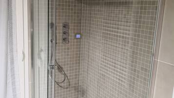 Bruser, hårtørrer, bidet, håndklæder