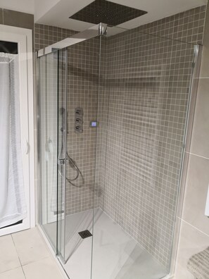 Dusche, Haartrockner, Bidet, Handtücher