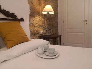 3 camere, una scrivania, Wi-Fi, lenzuola