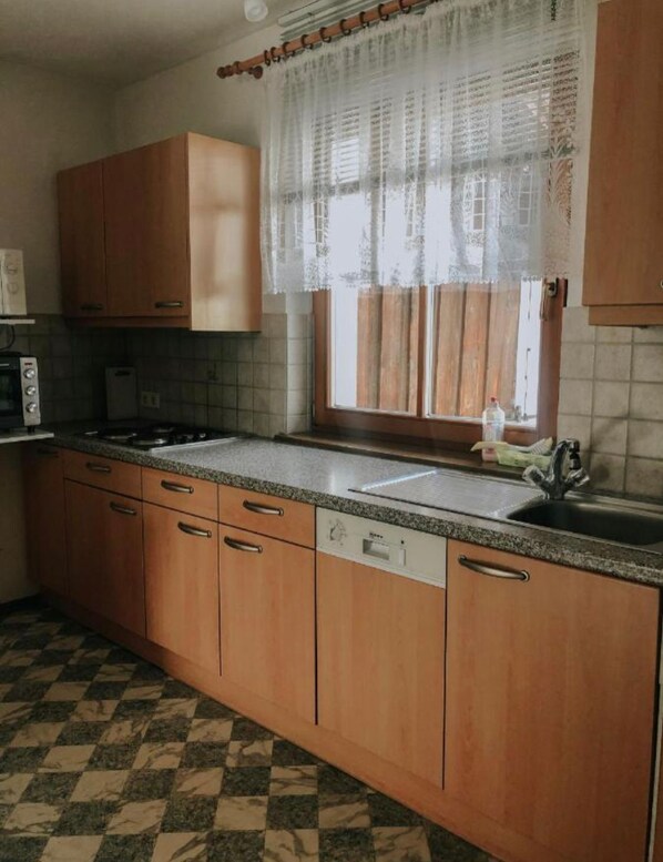 Kühlschrank, Mikrowelle, Ofen, Geschirrspüler