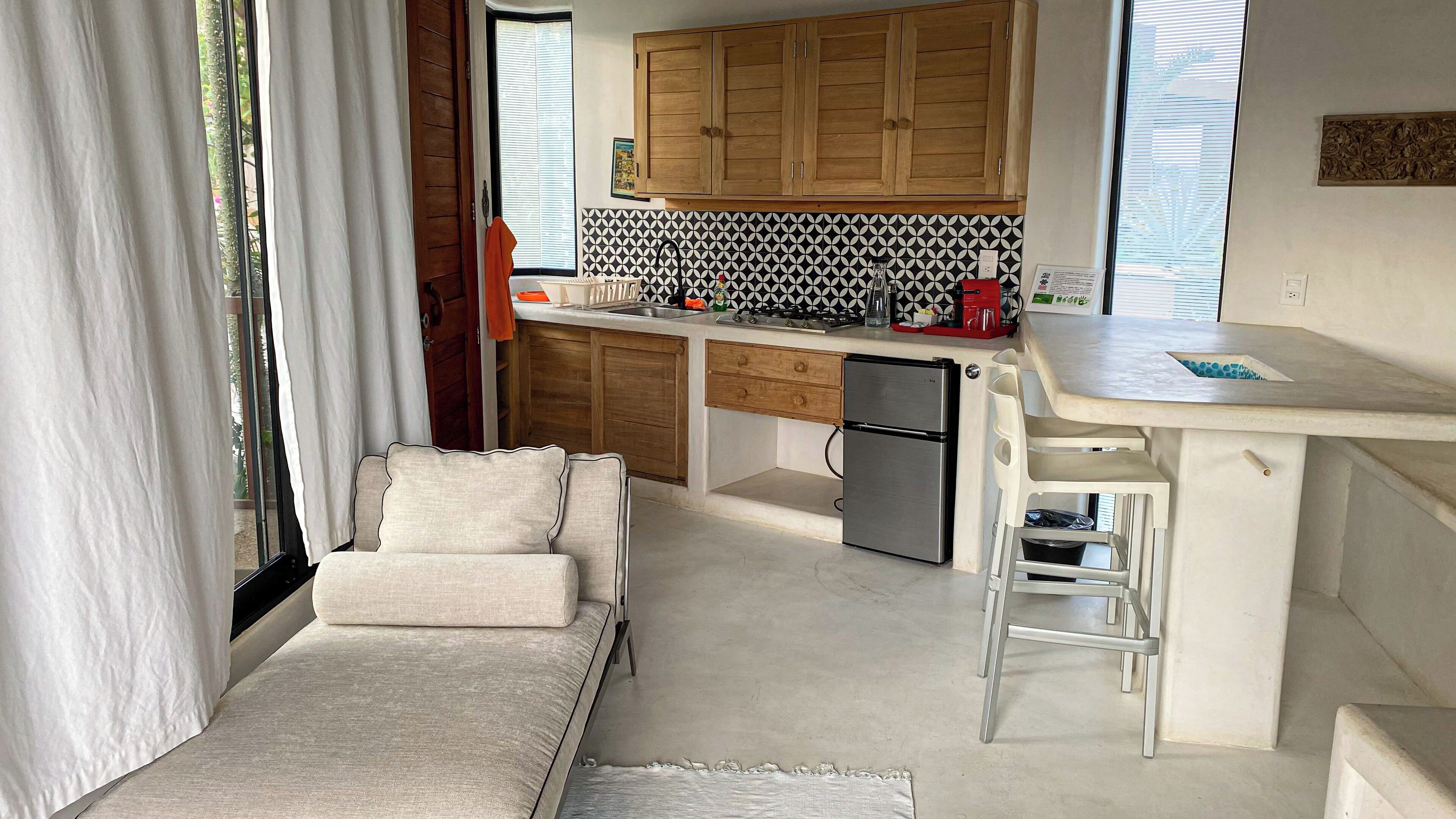 Una cocina compacta con armarios de madera, lavavajillas integrado y una pequeña encimera.