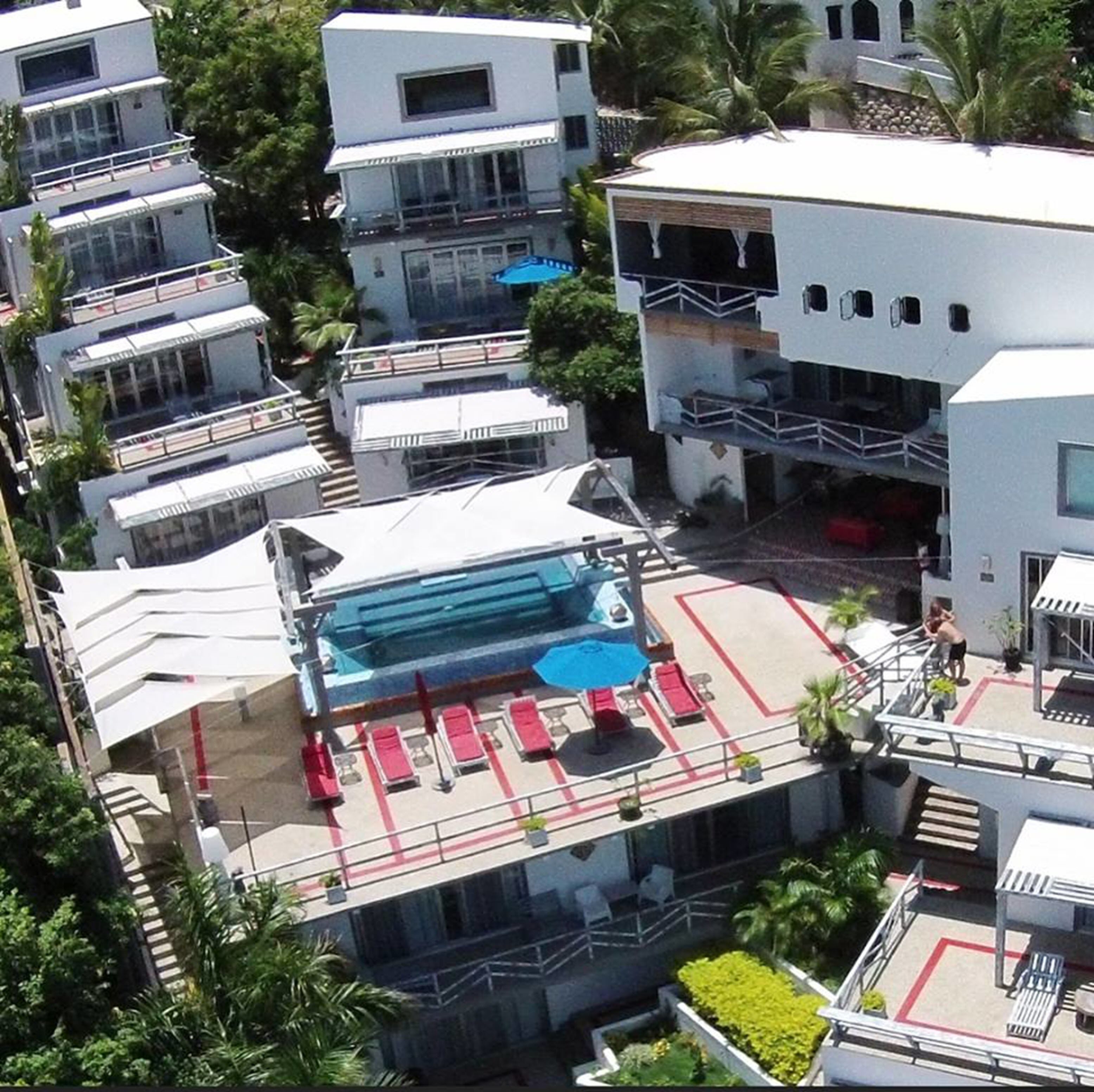 Vista frontal de la propiedad